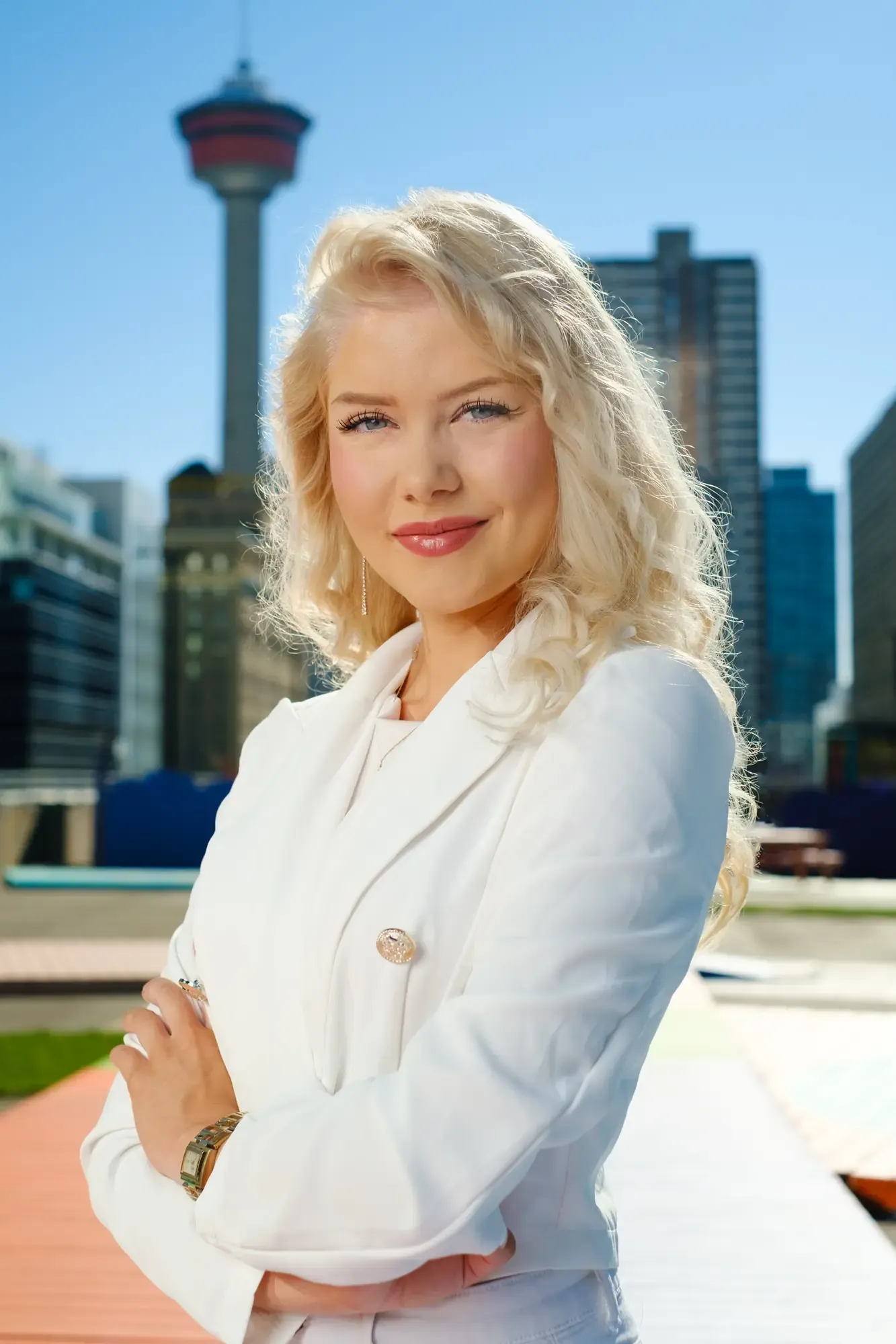 Calgary outdoor portrait photography - Ariane Bérubé with downtown skyline